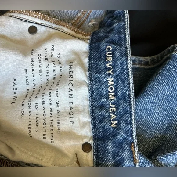 American Eagle Outfitters Women's Blue Distressed Curve Mom Jeans - Picture 6 of 9